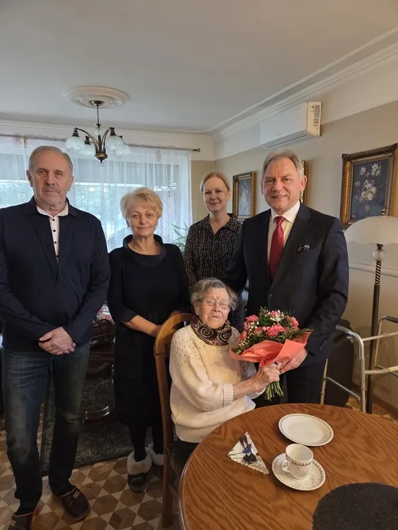 Na zdjęciu jubilatka, Pani Adelajda Dusza, wraz z rodziną oraz Burmistrzem Gminy i Miasta Czerwionka-Leszczyny Wiesławem Janiszewskim i Pełnomocnik ds. Społecznych dr Aleksandrą Chudzik