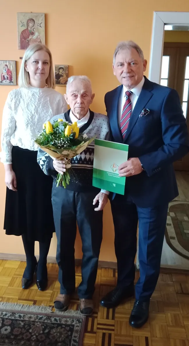 Na zdjęciu Jubilat, Pan Bronisław Zieleźnik, wraz z Burmistrzem Gminy i Miasta Czerwionka-Leszczyny Wiesławem Janiszewskim oraz Pełnomocnikiem ds. Społecznych dr Aleksandrą Chudzik