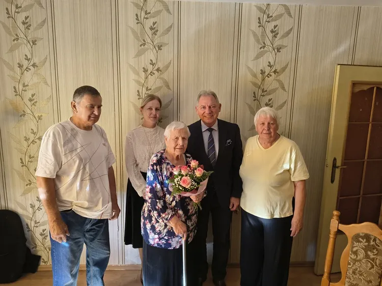 Na zdjęciu jubilatka, Pani Lucyna Kajfasz, wraz z rodziną oraz Burmistrzem Gminy i Miasta Czerwionka-Leszczyny Wiesławem Janiszewskim oraz Pełnomocnik ds. Społecznych dr Aleksandrą Chudzik