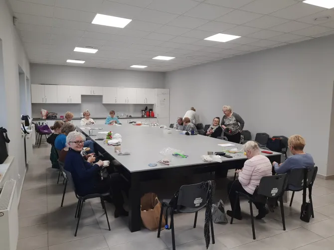 Na zdjęciu uczestnicy zajęć rękodzielniczych z szydełkowania podczas towrzenia różnych prac