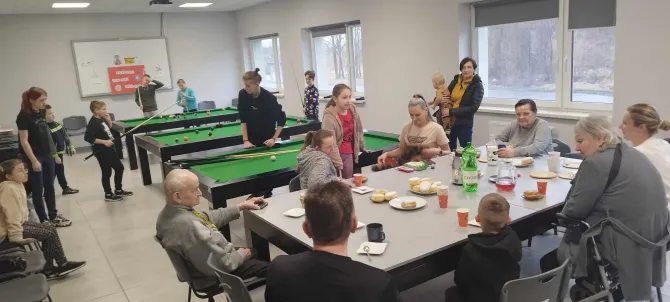 Na zdjęciu uczestnicy spotkania z okazji tłustego czwartku, tj. mieszkańcy oraz dzieci ze świetlicy wraz z rodzicami