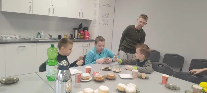 Na zdjęciu dzieci grające w karty podczas spotkania z okazji tłustego czwartku