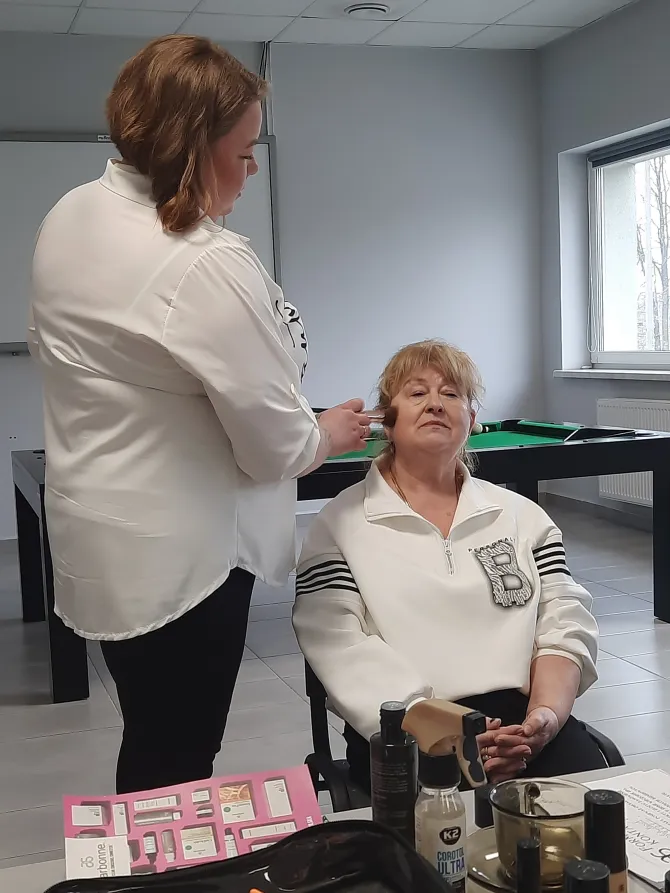 Na zdjęciu przedstawicielka Salonu Fryzjersko-Kosmetycznego z Książenic wykonująca pielęgnację twarzy u seniorki