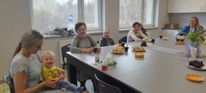 Na zdjęciu Panie uczestniczące w spotkaniu pod nazwą Wspólna kawa w Centrum Usług Społecznych wraz z opiekunem z ramienia Ośrodka Pomocy Społecznej w Czerwionce-Leszczynach