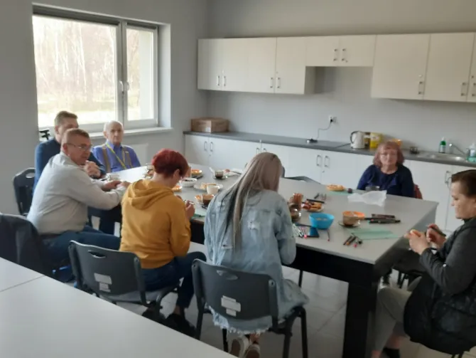 Uczestnicy spotkania wielkanocnego przygotowujący pisanki