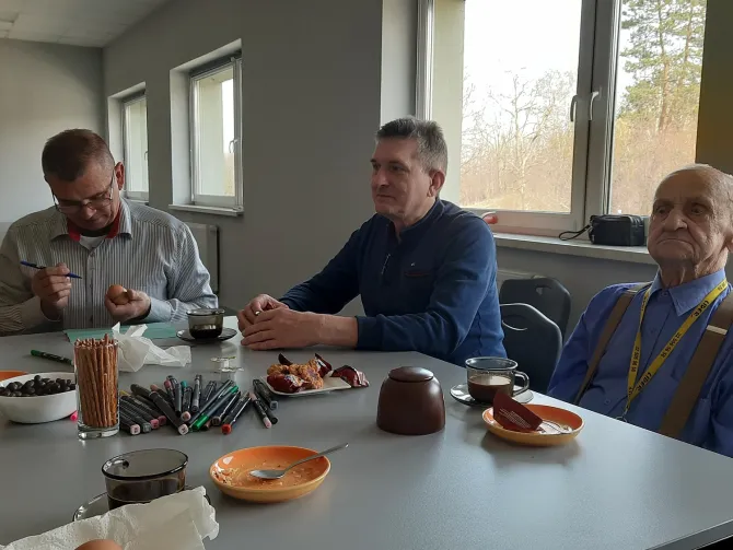Mieszkańcy mieszkań przy ulicy Młyńskiej przygotowujący pisanki podczas spotkania wielkanocnego