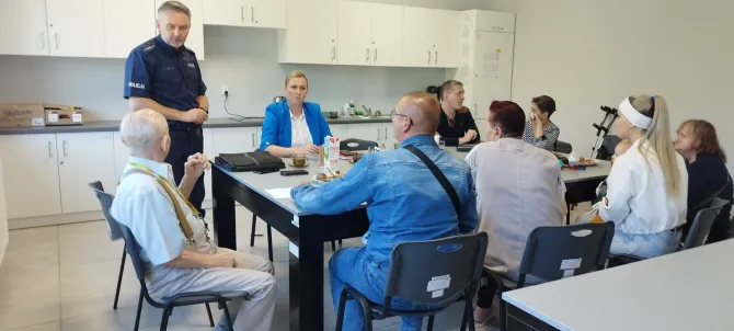 Na zdjęciu mieszkańcy ul. Młyńskiej na spotkaniu z dzielnicowym