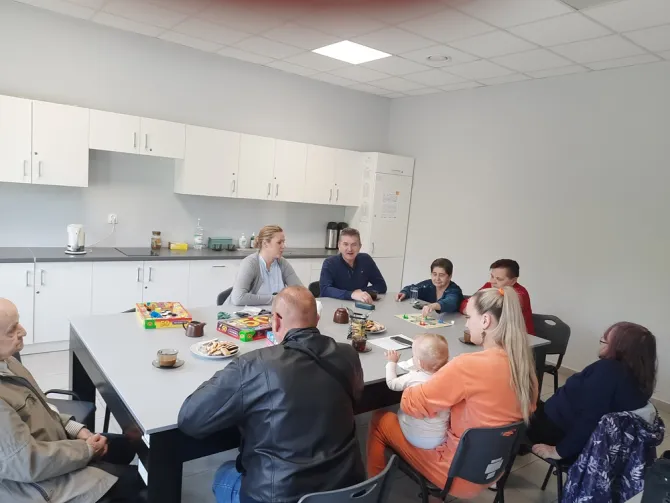 Na zdjęciu mieszkańcy mieszkań treningowych przy ul. Młyńskiej podczas spotkania z koordynatorem Centrum Usług Społecznych