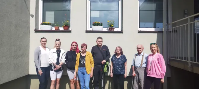 Uczestnicy akcji sadzenia kwiatów