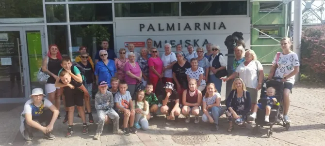 Na zdjęciu uczestnicy wycieczki wraz z opiekunami przed wejściem do Palmiarni Miejskiej w Gliwicach