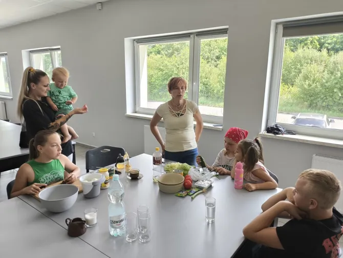 Na zdjęciu uczestnicy spotkania podczas przygotowywania sałatek warzywnych