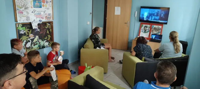 Na zdjęciu uczestnicy seansu filmowego w Świetlicy w Centrum Usług Społecznych