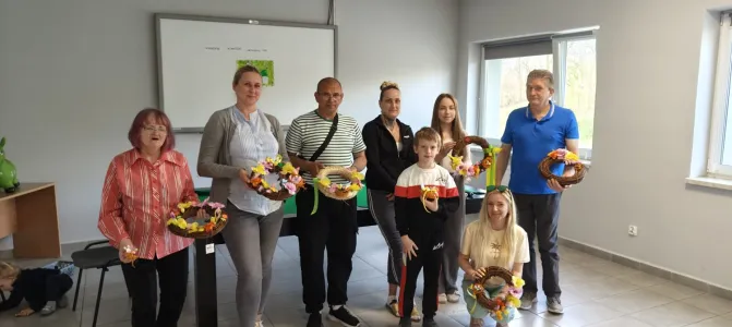 Na zdjęciu uczestnicy spotkania wielkanocnego wraz z opiekunkami prezentujący wykonane ozdoby świąteczne