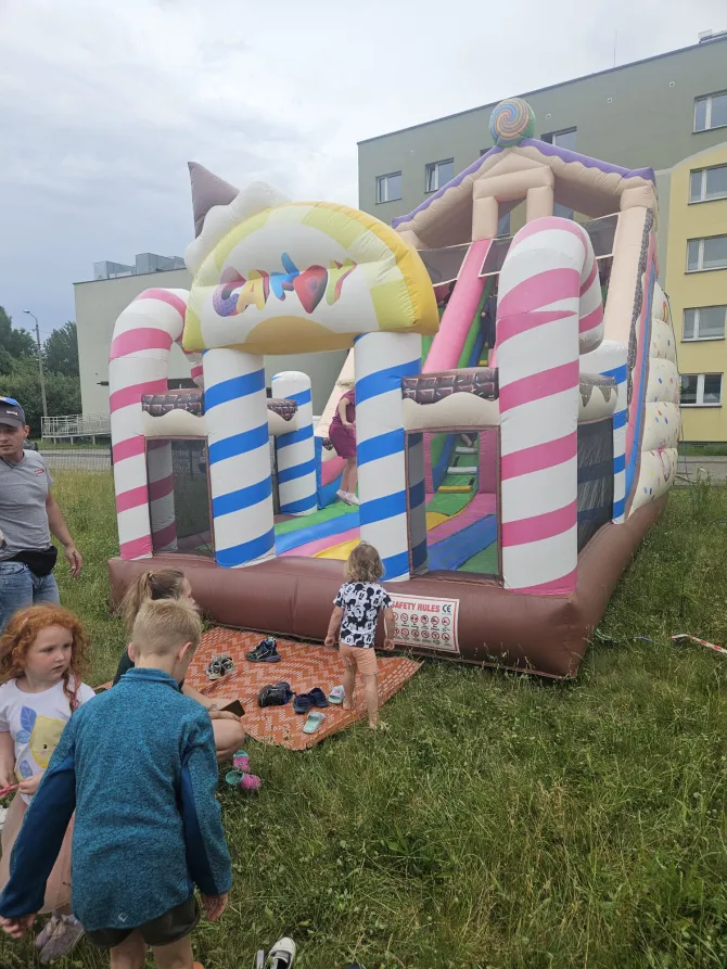 Na zdjęciu dzieci przed wejściem na dmuchaniec