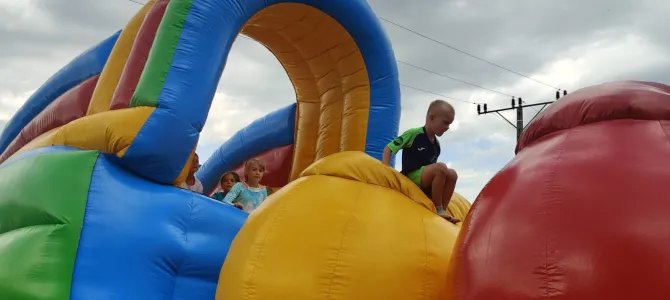 Na zdjęciu dzieci będące na dmuchańcu