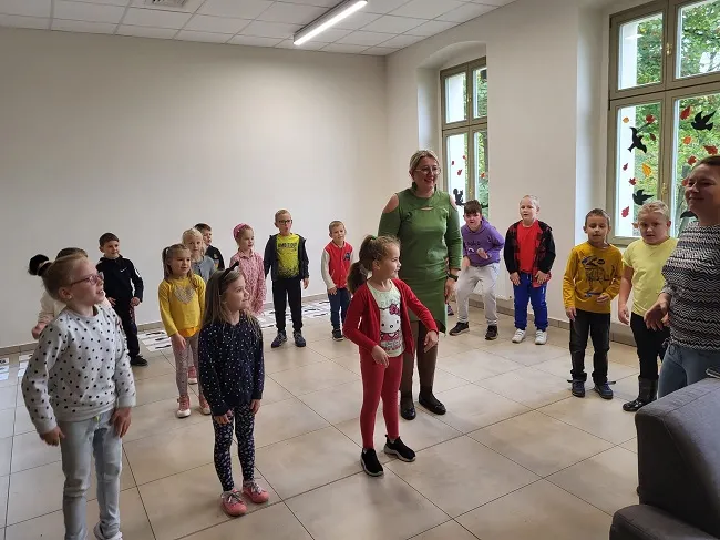 Na zdjęciu dzieci wraz z wychowawcami podczas zajęć integracyjnych w Placówce Wsparcia Dziennego w Leszczynach