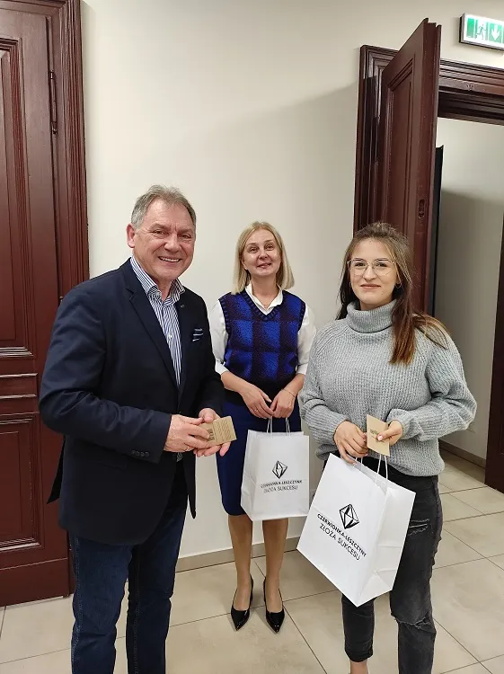 Na zdjęciu Burmistrz Gminy i Miasta Czerwionka-Leszczyny Wiesław Janiszewski, Pełnomocnik ds. Społecznych Aleksandra Chudzik wraz z laureatką konkursu "9 pełnych miesięcy miłości 2022" podczas wręczenia nagród i upominków (1)