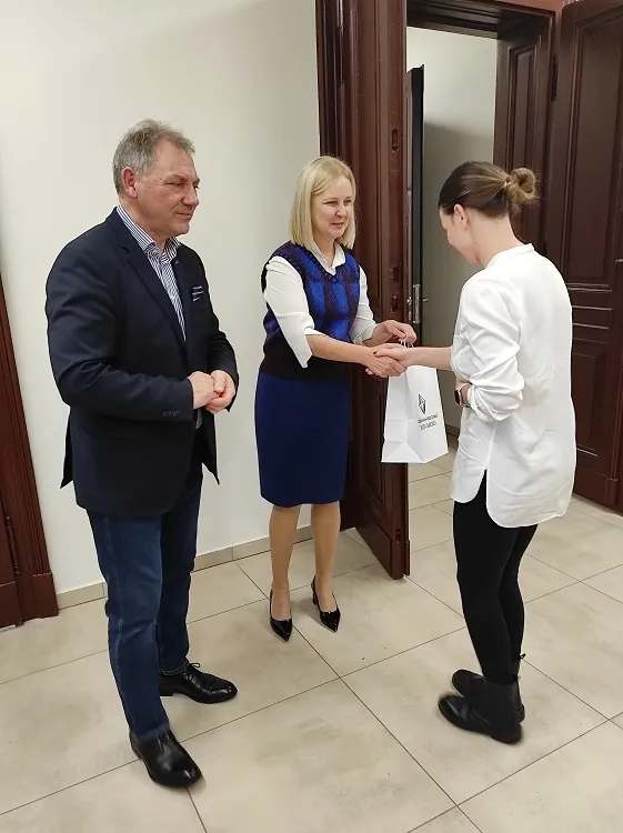 Na zdjęciu Burmistrz Gminy i Miasta Czerwionka-Leszczyny Wiesław Janiszewski, Pełnomocnik ds. Społecznych Aleksandra Chudzik wraz z laureatką konkursu "9 pełnych miesięcy miłości 2022" podczas wręczenia nagród i upominków (2).