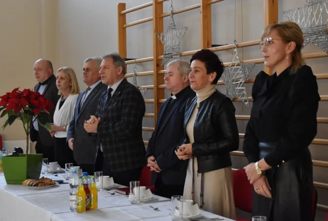 Na zdjęciu organizatorzy spotkania wigilijnego oraz zaproszeni goście (od lewej): Zbigniew Wojtyło - Skarbnik Gminy i Miasta Czerwionka-Leszczyny, Aleksandra Chudzik - Pełnomocnik ds. Społecznych, Bernard Strzoda - Przewodniczący Rady Miejskiej w Czerwionce-Leszczynach, Wiesław Janiszewski - Burmistrz Gminy i Miasta Czerwionka-Leszczyny, Roman Kiwadowicz - ks. dziekan Dekanatu Dębieńsko, Beata Augustyn - Zastępca Dyrektora Ośrodka Pomocy Społecznej w Czerwionce-Leszczynach, oraz Izabela Malik - kierownik Działu Pomocy Społecznej