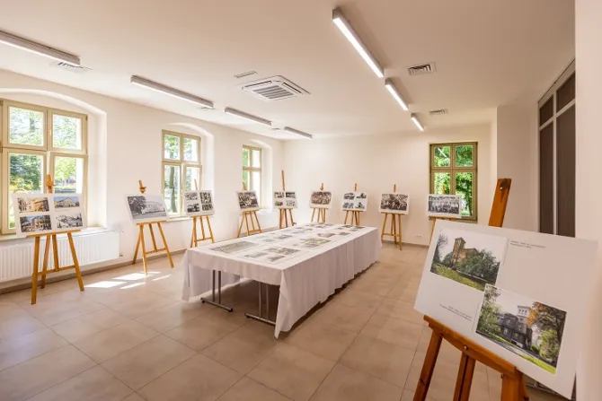 Na zdjęciu widoczne plansze z fotografiami, które zostały zaprezentowane podczas wystawy fotograficznej