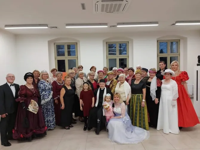 Na zdjęciu uczestniczki balu na leszczyńskim Zameczku (2)