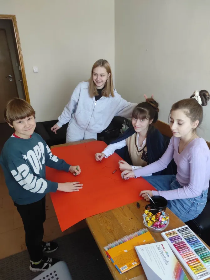 Grupa wsparcia dla dzieci - na zdjęciu dzieci podczas zajęć plastycznych