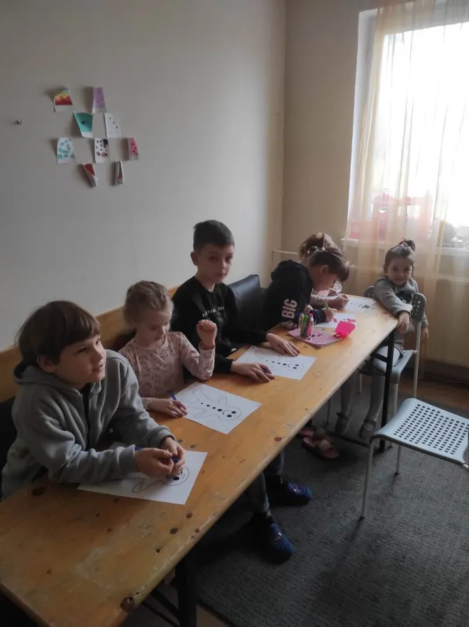 Grupa wsparcia dla dzieci - na zdjęciu dzieci podczas rysowania