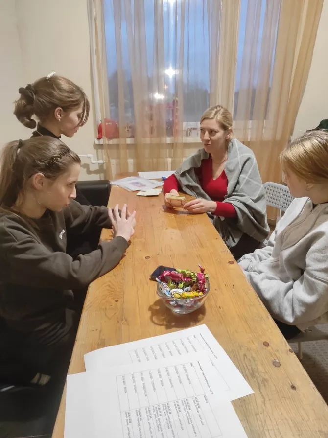 Grupa wsparcia dla dzieci - na zdjęciu dzieci wraz z opiekunką podczas nauki języka polskiego