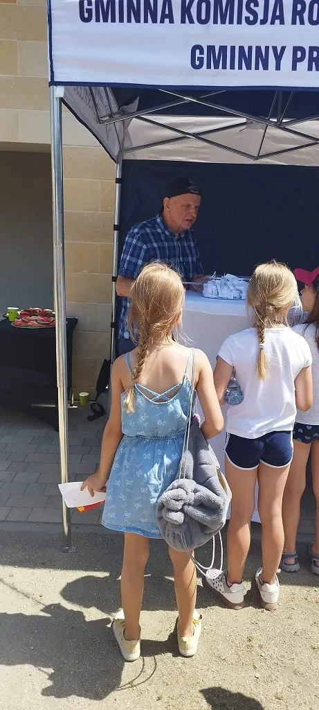 Na zdjęciu uczestnicy akcji "Bezpieczni w wakacje" przy stoisku Gminnej Komisji Rozwiązywania Problemów Alkoholowych w Czerwionce-Leszczynach