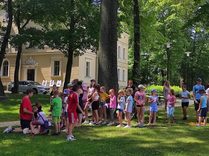 Na zdjęciu uczestnicy akcji "Bezpieczni w akcji" stojący w kolejce do ćwiczeń z udzielania pierwszej pomocy przedmedycznej