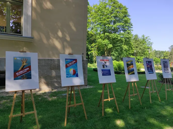 Na zdjęciu plakaty profilaktyczne umieszczone na sztalugach malarskich przed leszczyńskim Zameczkiem