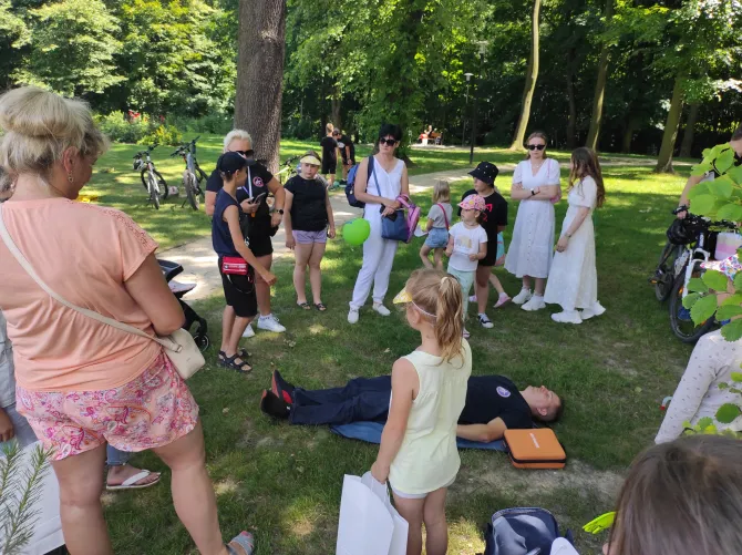 Na zdjęciu uczestnicy akcji "Bezpieczni w wakacje" podczas pokazu udzielania pierwszej pomocy przedmedycznej (3)