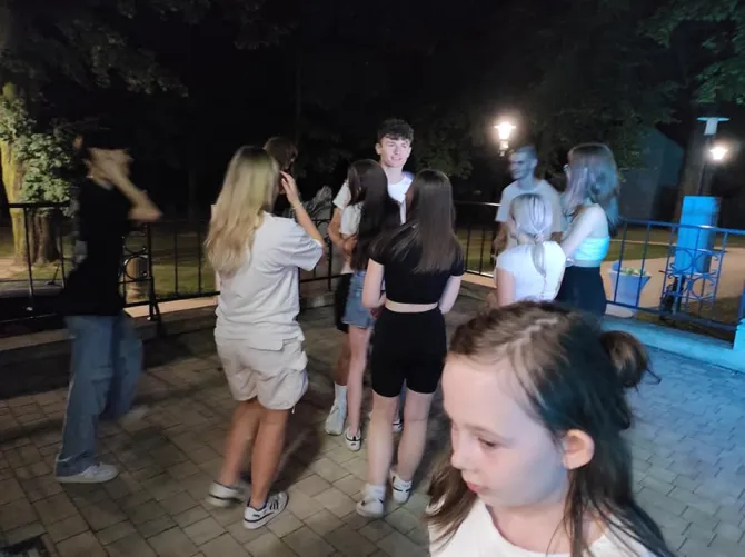 Na zdjęciu młodzież tańcząca na tarasie leszczyńskiego Zameczku w ramach zorganizowanej potańcówki