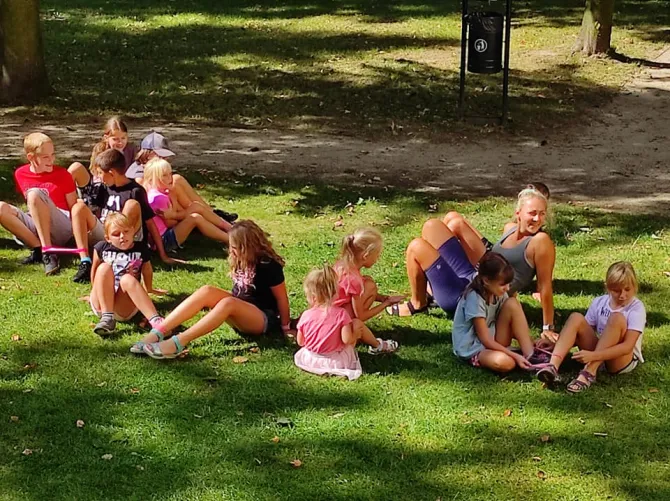 Na zdjęciu dzieci z instruktorem podczas gier i zabaw