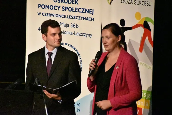 Na zdjęciu konferansjerzy prowadzący konferencję inauguracyjną „Tygodnia Profilaktyki Uzależnień 2023”