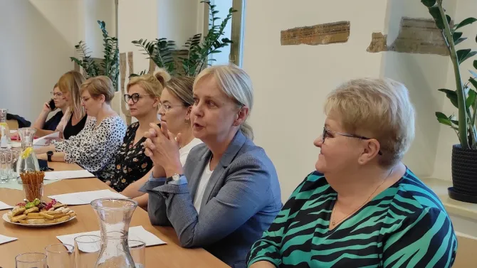 Na zdjęciu uczestnicy szkolenia adresowanego dla pedagogów z zakresu nowych przepisów dot. przeciwdziałania przemocy domowej, w tym Pełnomocnik ds. Społecznych dr Aleksandra Chudzik oraz Dyrektor Ośrodka Pomocy Społecznej w Czerwionce-Leszczynach Celina Cymorek (2)