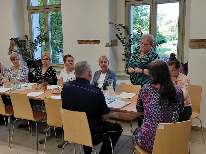 Na zdjęciu uczestnicy szkolenia adresowanego dla pedagogów z zakresu nowych przepisów dot. przeciwdziałania przemocy domowej, w tym Pełnomocnik ds. Społecznych dr Aleksandra Chudzik oraz Dyrektor Ośrodka Pomocy Społecznej w Czerwionce-Leszczynach Celina Cymorek (1)