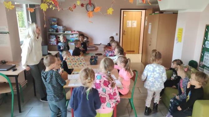 Na zdjęciu przedszkolaki podczas zajęć w świetlicy Centrum Usług Społecznych