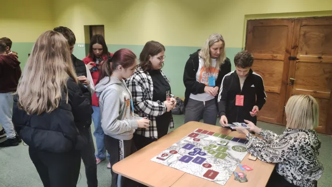 Rozgrywki gry ekonomicznej Chłopska Szkoła Biznesu. Na zdjęciu uczestnicy gry.