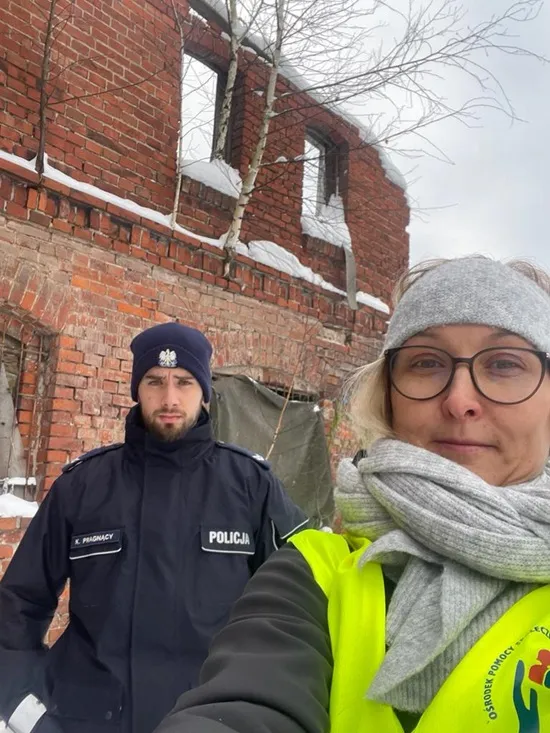 Na zdjęciu pracownik Ośrodka Pomocy Społecznej w Czerwionce-Leszczynach wraz z funkcjonariuszem Policji podczas wizyty w miejscu, w którym mogą przebywać osoby bezdomne (opuszczony dom)