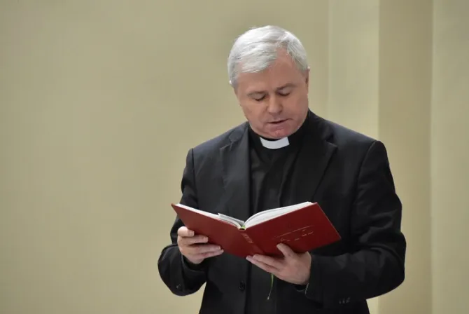 Na zdjęciu ks. dziekan dekanatu Dębieńsko Roman Kiwadowicz czytający tekst modlitwy podczas spotkania wigilijnego dla osób potrzebujących (fot. Katarzyna Mazur)