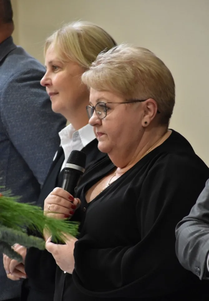 Na zdjęciu Dyrektor Ośrodka Pomocy Społecznej w Czerwionce-Leszczynach Celina Cymorek witająca uczestników spotkania wigiljnego (przemawia przez mikrofon). Obok niej stoi Pełnomocnik ds. Społecznych Aleksandra Chudzik (fot. Katarzyna Mazur)