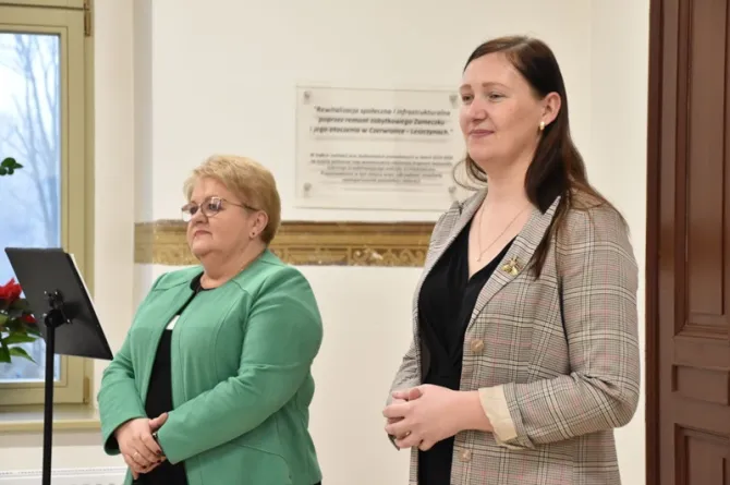Na zdjęciu Dyrektor Ośrodka Pomocy Społecznej w Czerwionce-Leszczynach Celina Cymorek oraz koordynatorka kampanii profilaktycznych na terenie Gminy i Miasta Czerwionka-Leszczyny Aneta Chojnacka podczas uroczystości wręczenia nagród laureatom konkursu plastycznego będącego elementem kampanii Zachowaj trzeźwy umysł