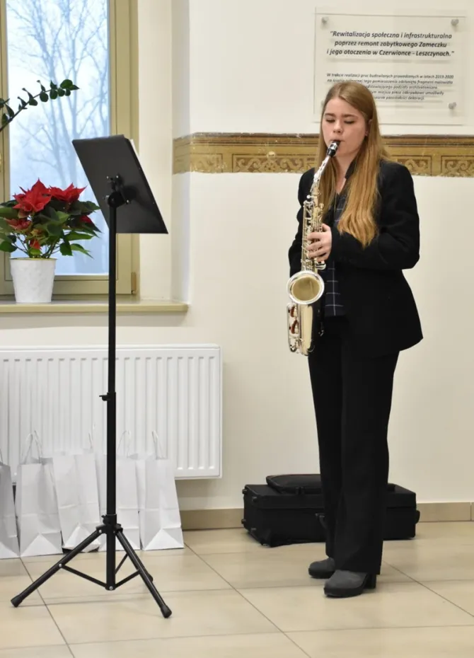 Na zdjęciu Michalina Kuc grająca na instrumencie muzycznym podczas wręczenia nagród w konkursie plastycznym będącym elementem kampanii Zachowaj trzeźwy umysł