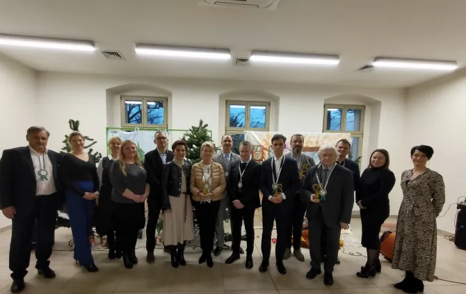 Na zdjęciu Przyjaciele Placówki Wsparcia Dziennego w Czerwionce-Leszczynach wraz z Pełnomocnikiem ds. Społecznych Aleksandrą CHudzik, Zastępcami Dyrektora Ośrodka Pomocy Społecznej w Czerwionce-Leszczynach oraz wychowawcami placówki