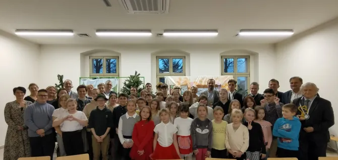 Na zdjęciu podopieczni Placówki Wsparcia Dziennego w Czerwionce-Leszczynach wraz z wychowawcami, przedstawicielami firm, którym wręczono statuetki Przyjaciel Placówki Wsparcia Dziennego w Czerwionce-Leszczynach, Pełnomocnikiem ds. Społecznych Aleksandrą Chudzik oraz Zastępcami Dyrektora Ośrodka Pomocy Społecznej w Czerwionce-Leszczynach