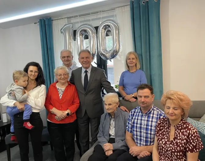 Na zdjęciu jubilat, Ryszard Szymura, wraz z rodziną oraz Burmistrzem Gminy i Miasta Czerwionka-Leszczyny Wiesławem Janiszewskim i Pełnomocnik ds. Społecznych dr Aleksandrą Chudzik