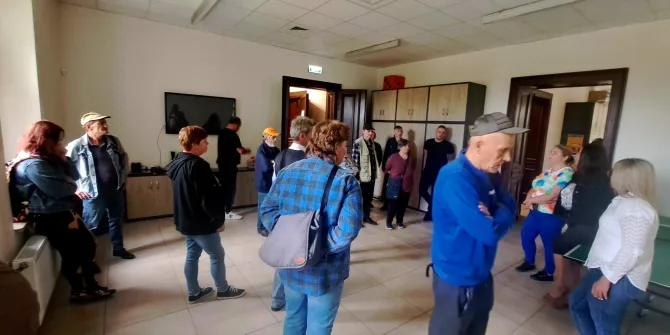 Na zdjęciu uczestnicy Klubu Integracji Społecznej podczas zwiedzania leszczyńskiego Zameczku