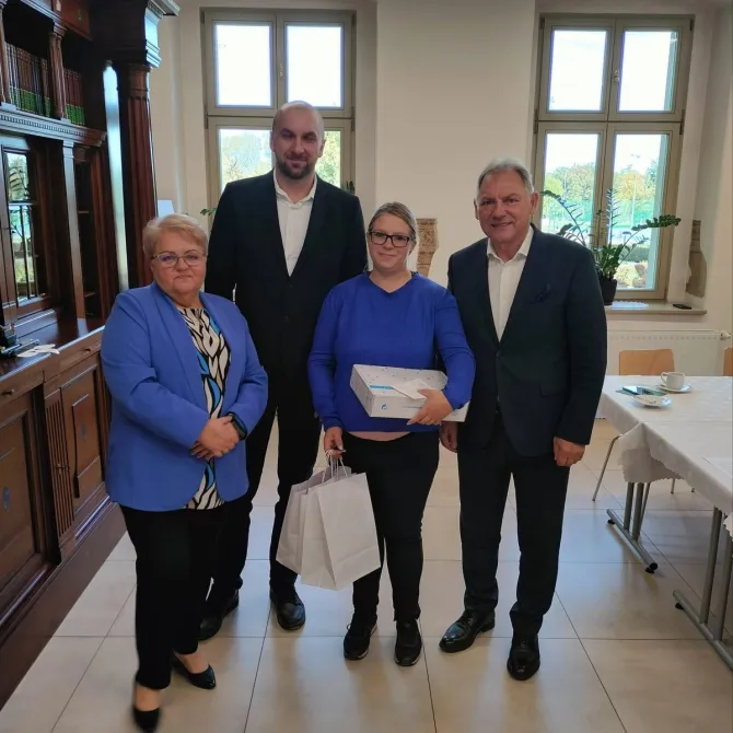 Na zdjęciu laueatka konkursu 9 miesięcy pełnych miłości wraz z Burmistrzem Gminy i Miasta Czerwionka-Leszczyny Wiesławem Janiszewski, Dyrektorem Ośrodka Pomocy Społecznej w Czerwionce-Leszczynach Celiną Cymorek oraz Zastępcą Przewodniczącego Gminnej Komisji Rozwiązania Problemów Alkoholowych w Czerwionce-Leszczynach Tomaszem Oparskim (1)