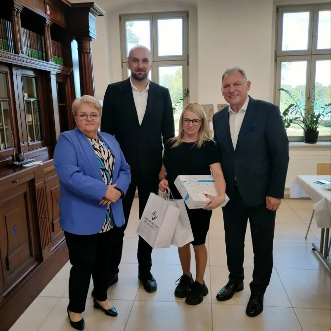 Na zdjęciu laueatka konkursu 9 miesięcy pełnych miłości wraz z Burmistrzem Gminy i Miasta Czerwionka-Leszczyny Wiesławem Janiszewski, Dyrektorem Ośrodka Pomocy Społecznej w Czerwionce-Leszczynach Celiną Cymorek oraz Zastępcą Przewodniczącego Gminnej Komisji Rozwiązania Problemów Alkoholowych w Czerwionce-Leszczynach Tomaszem Oparskim (2)
